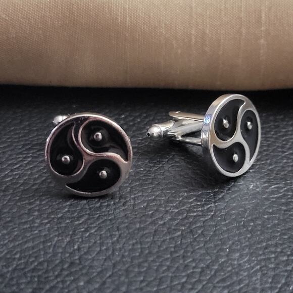 Men's silver & black triskelion cuff links - Picture 1 of 3